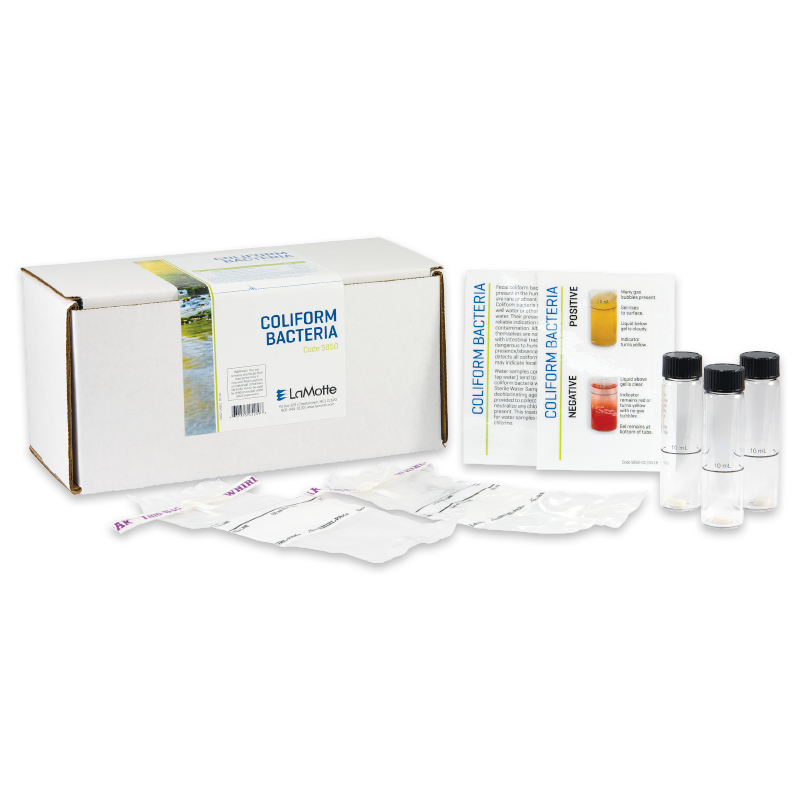 Le kit de test coliformes - Eau récréative - 5850 comprend une boîte, des cartes d’instructions, quatre fioles de test et plusieurs pochettes scellées soigneusement disposées sur une surface blanche.