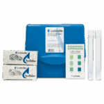 Un kit de test LaMotte ammoniac-azote avec un boîtier bleu, deux boîtes de comprimés TesTabs, un tableau des couleurs et deux tubes à essai en plastique transparent. Le kit sert à tester la qualité de l’eau.