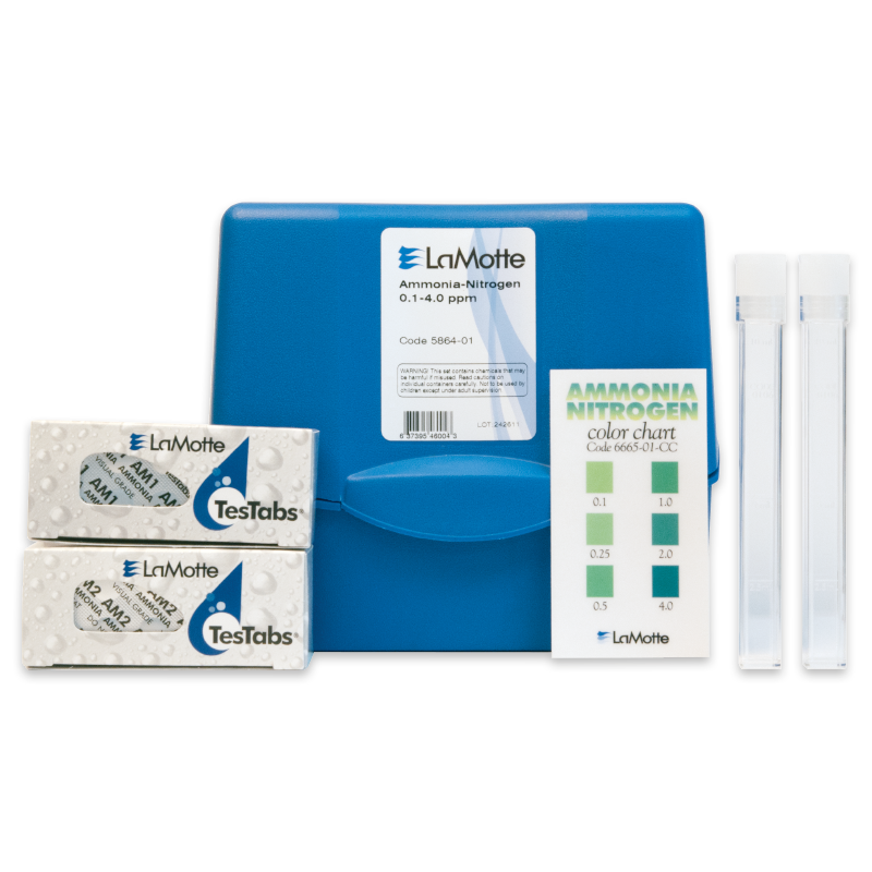 Un kit de test LaMotte ammoniac-azote avec un boîtier bleu, deux boîtes de comprimés TesTabs, un tableau des couleurs et deux tubes à essai en plastique transparent. Le kit sert à tester la qualité de l’eau.