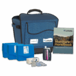 Funda azul, tres cajas de plástico azul, un bloque de prueba a color, pequeños sobres, tabletas y el Manual del Monitor expuestos juntos, todo parte del Equipo de Educador y Monitoreo de Calidad del Agua LaMotte - 5870-01.