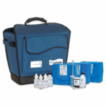 Un estuche azul etiquetado como "LaMotte" junto a varios suministros para análisis de agua, incluyendo cajas de almacenamiento azules, botellas de plástico, frascos y reactivos —parte del Marine Science Outfit — 5903-03— sobre fondo blanco.