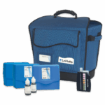 El Kit de Monitorización del Agua de Contaminación 1 - 5917-03 es un kit portátil de análisis de agua LaMotte azul con un estuche de transporte, tres cajas de plástico, dos botellas de reactivos y una tabla comparativa de colores para análisis químico.