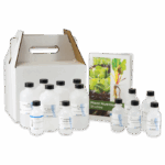Un ensemble de bouteilles en plastique avec des labels scientifiques est disposé à côté d’un livret intitulé Études de nutrition végétale - 5940. Une housse en carton blanc avec une poignée est placée derrière les objets.