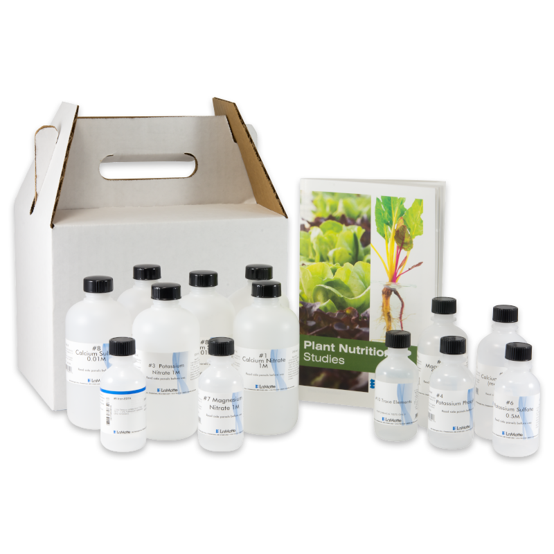 Un ensemble de bouteilles en plastique avec des labels scientifiques est disposé à côté d’un livret intitulé Études de nutrition végétale - 5940. Une housse en carton blanc avec une poignée est placée derrière les objets.