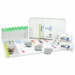 Un kit de análisis de agua del grifo Tap Tour - 5972-01 que incluye tubos de ensayo, tablas comparativas de colores, hojas de instrucciones, tabletas de prueba en blísters y una caja blanca etiquetada como The Tapwater Tour expuesta sobre una superficie blanca.