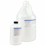 Dos botellas de plástico blancas con etiquetas, una grande y otra de tamaño mediano, cada una con solución de ácido sulfúrico. Las botellas tienen tapones blancos y símbolos de advertencia de peligro en sus etiquetas. El fondo es sencillo y de color claro.