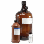 Trois flacons de réactifs de laboratoire marron de tailles variées, avec des labels blancs et des bouchons noirs, disposés ensemble sur un fond blanc. La plus petite bouteille est blanche avec un bouchon noir.