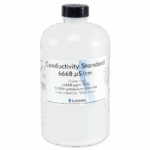 Une bouteille en plastique transparent marquée Conductivity Standard 6668 μS/cm (0,05M chlorure de potassium) uniquement pour les tests chimiques, avec un bouchon noir, produite par LaMotte et compatible avec les solutions TDS de conductivité 6418-L.