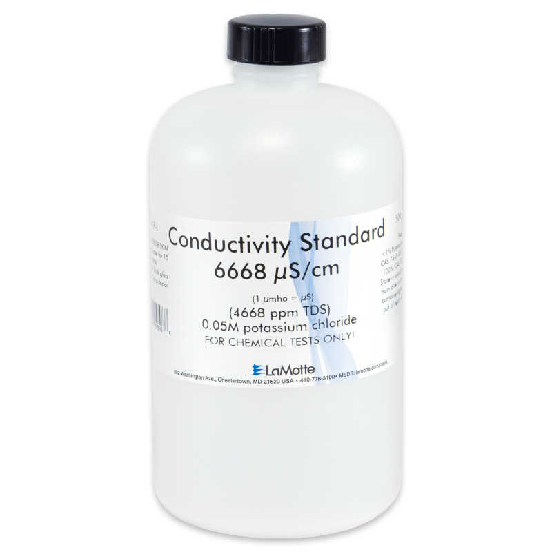 Une bouteille en plastique transparent marquée Conductivity Standard 6668 μS/cm (0,05M chlorure de potassium) uniquement pour les tests chimiques, avec un bouchon noir, produite par LaMotte et compatible avec les solutions TDS de conductivité 6418-L.