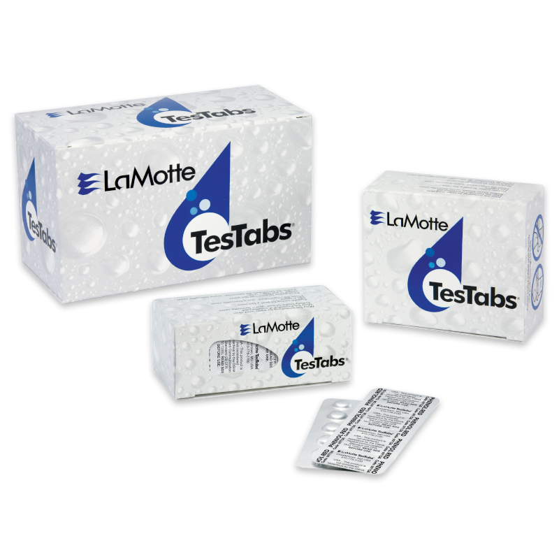 Tres cajas de pastillas LaMotte TesTabs para análisis de agua, incluyendo tabletas de pH (Fenol Rojo) - 6915A, con un logo de gota azul y un blíster delante. El embalaje blanco muestra patrones de gotas de agua y marcas azules.