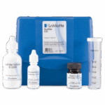 Un kit de prueba de sulfitos de plástico azul - caja 7132-01 etiquetado como LaMotte Sulfite DC contiene cuatro recipientes de prueba: Yoduro/Yodato 0,03N, Indicador de Fenolftaleína, Polvo Indicador de Ácidos Almidones y un tubo de ensayo transparente.