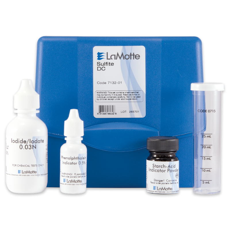 Un kit de prueba de sulfitos de plástico azul - caja 7132-01 etiquetado como LaMotte Sulfite DC contiene cuatro recipientes de prueba: Yoduro/Yodato 0,03N, Indicador de Fenolftaleína, Polvo Indicador de Ácidos Almidones y un tubo de ensayo transparente.