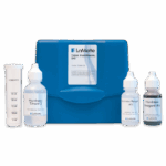 Un kit de test de dureté totale LaMotte bleu - boîtier 7246-02 est exposé avec un tube mesureur et trois flacons de réactifs marqués « Hardness Titrant #2 », « Hardness Reagent #5 » et « Hardness Reagent #6 » disposés devant.