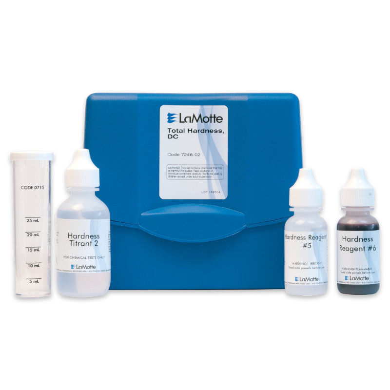 Un kit de test de dureté totale LaMotte bleu - boîtier 7246-02 est exposé avec un tube mesureur et trois flacons de réactifs marqués « Hardness Titrant #2 », « Hardness Reagent #5 » et « Hardness Reagent #6 » disposés devant.