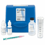Un kit de test d’iode LaMotte bleu - boîtier 7253-DR avec des flacons marqués, un tube de mesure en plastique transparent, une seringue et de petits récivots soigneusement disposés devant.