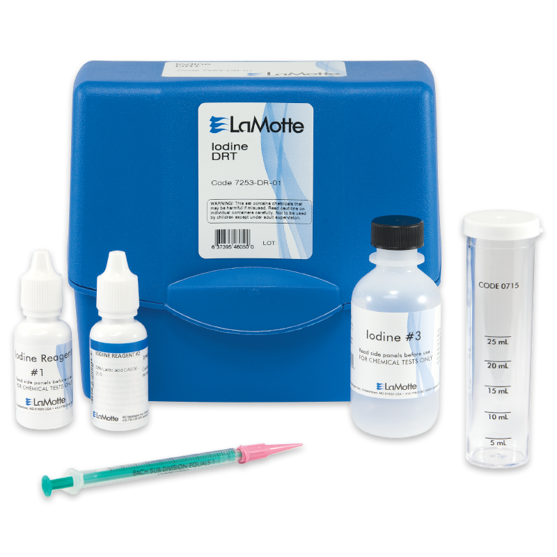 Un kit de test d’iode LaMotte bleu - boîtier 7253-DR avec des flacons marqués, un tube de mesure en plastique transparent, une seringue et de petits récivots soigneusement disposés devant.