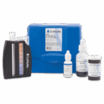 Un kit de prueba de zinc LaMotte - 7391-02 incluye un estuche azul para transportar, un comparador de colores, botellas de reactivos, cuentagotas y un recipiente de polvo de zinc, todo ordenado sobre una superficie blanca.