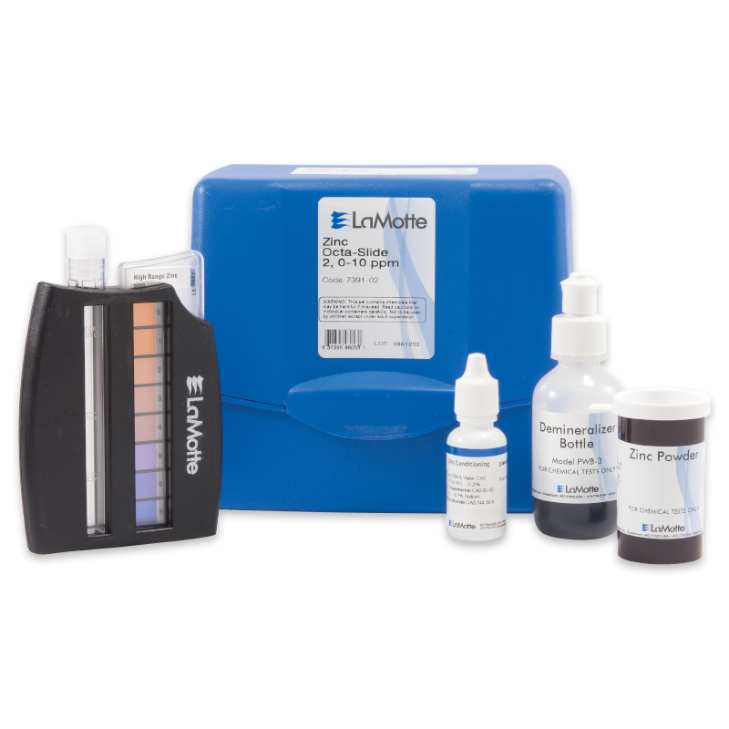 Un kit de prueba de zinc LaMotte - 7391-02 incluye un estuche azul para transportar, un comparador de colores, botellas de reactivos, cuentagotas y un recipiente de polvo de zinc, todo ordenado sobre una superficie blanca.