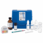 Un kit de test au phosphonate bleu - 7530-DR-01 avec des flacons de solutions de test, un paquet de bandelettes, une seringue, un petit tube à essai en plastique et un pinceau exposés sur fond blanc.