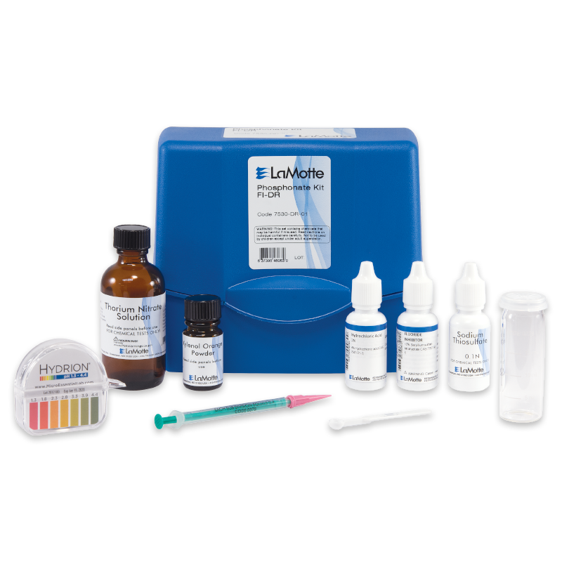 Un kit de test au phosphonate bleu - 7530-DR-01 avec des flacons de solutions de test, un paquet de bandelettes, une seringue, un petit tube à essai en plastique et un pinceau exposés sur fond blanc.