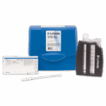 Un kit de prueba de LaMotte Sulfato - 7778-01, que incluye un estuche azul, aparato de prueba negro y transparente, medidor blanco y tarjeta de instrucciones. El kit está etiquetado para análisis de 20–200 ppm de sulfato.