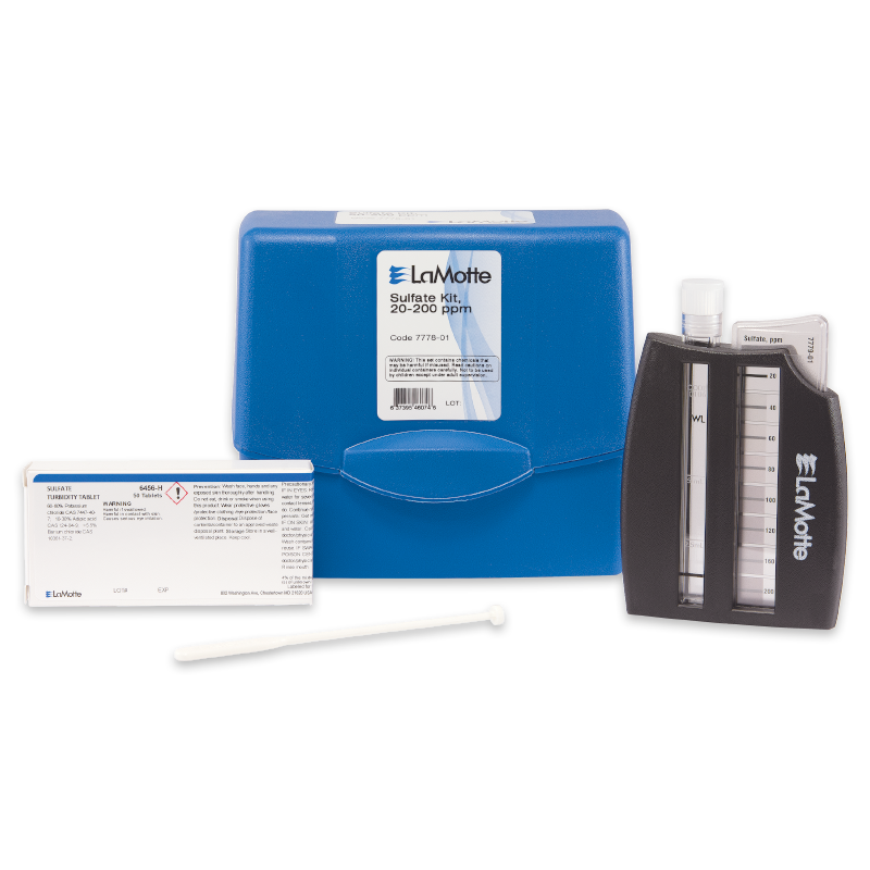 Un kit de prueba de LaMotte Sulfato - 7778-01, que incluye un estuche azul, aparato de prueba negro y transparente, medidor blanco y tarjeta de instrucciones. El kit está etiquetado para análisis de 20–200 ppm de sulfato.