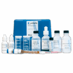 Un kit de análisis de agua LaMotte, incluido el Kit de Prueba de Sodio - 7791-DR-02, incluye botellas de reactivo etiquetadas, un estuche azul, un cilindro medidor, gotas y recipientes de mezcla cuidadosamente colocados delante de la caja.