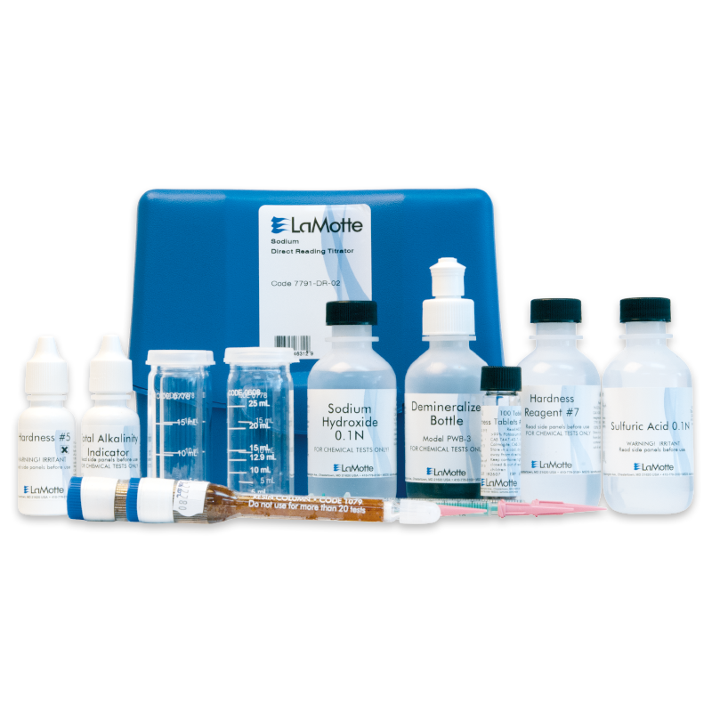 Un kit de análisis de agua LaMotte, incluido el Kit de Prueba de Sodio - 7791-DR-02, incluye botellas de reactivo etiquetadas, un estuche azul, un cilindro medidor, gotas y recipientes de mezcla cuidadosamente colocados delante de la caja.