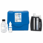 Un kit de test LaMotte Tannin / Lignine - 7831-01 comprend un boîtier en plastique bleu, un comparateur de couleur noire, un tube à essai transparent avec bouchon, un flacon compte-gouttes et un flacon plus grand étiqueté Tannin #2.