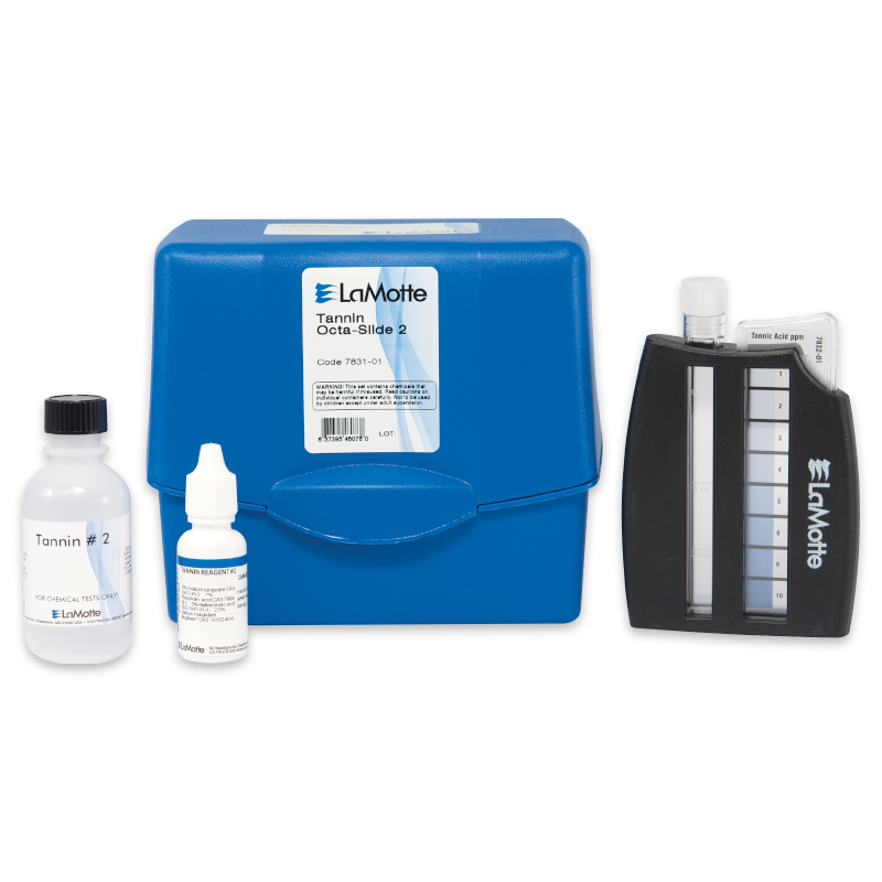Un kit de test LaMotte Tannin / Lignine - 7831-01 comprend un boîtier en plastique bleu, un comparateur de couleur noire, un tube à essai transparent avec bouchon, un flacon compte-gouttes et un flacon plus grand étiqueté Tannin #2.