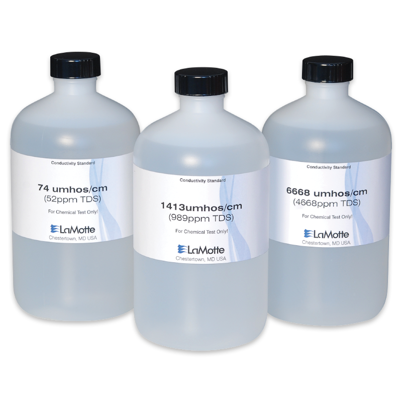 Trois bouteilles en plastique de solutions TDS de conductivité 6354-L, étiquetées comme étalons de conductivité (74, 1413 et 6668 μmhos/cm), fabriquées par LaMotte. Chacun contient un liquide transparent avec des labels blancs et des bouchons noirs.