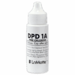 Une petite bouteille en plastique blanc, avec une feuille de conte-gotes, marquée « DPD 1A Free Chlorine » par LaMotte, utilisée pour les tests chimiques. Le réactif DPD 1A est dispensé à l’aide d’un bouchon nervé, avec les instructions de dosage imprimées à l’avant.
