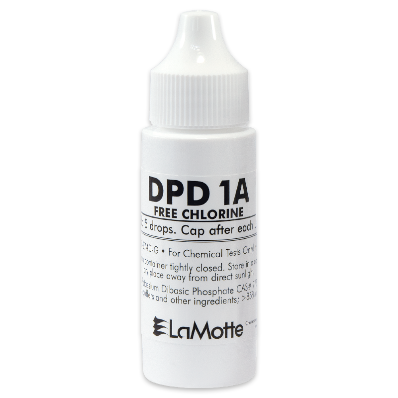 Une petite bouteille en plastique blanc, avec une feuille de conte-gotes, marquée « DPD 1A Free Chlorine » par LaMotte, utilisée pour les tests chimiques. Le réactif DPD 1A est dispensé à l’aide d’un bouchon nervé, avec les instructions de dosage imprimées à l’avant.