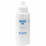 Une bouteille en plastique blanc avec compte-gouttes étiquetée DPD 1A pour un test de chlore gratuit, avec des instructions en texte bleu pour ajouter 5 gouttes avant de la boucher après utilisation. Marque : LaMotte, Chestertown, MD. Idéal pour un dosage précis d’un réactif DPD 1A.
