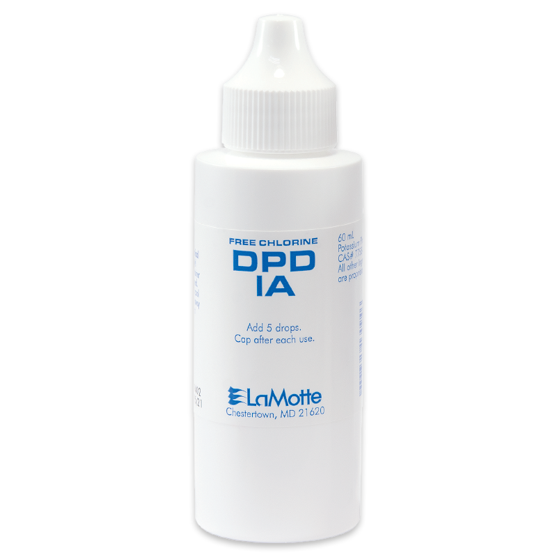 Une bouteille en plastique blanc avec compte-gouttes étiquetée DPD 1A pour un test de chlore gratuit, avec des instructions en texte bleu pour ajouter 5 gouttes avant de la boucher après utilisation. Marque : LaMotte, Chestertown, MD. Idéal pour un dosage précis d’un réactif DPD 1A.