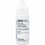 Une bouteille en plastique blanc avec compte-gouttes étiquetée DPD 1B, avec l’instruction d’ajouter 5 gouttes, de boucher après utilisation, et de jeter si la solution devient rose foncé. L’étiquette DPD 1B met en garde contre les brûlures graves de la peau et des dommages oculaires.