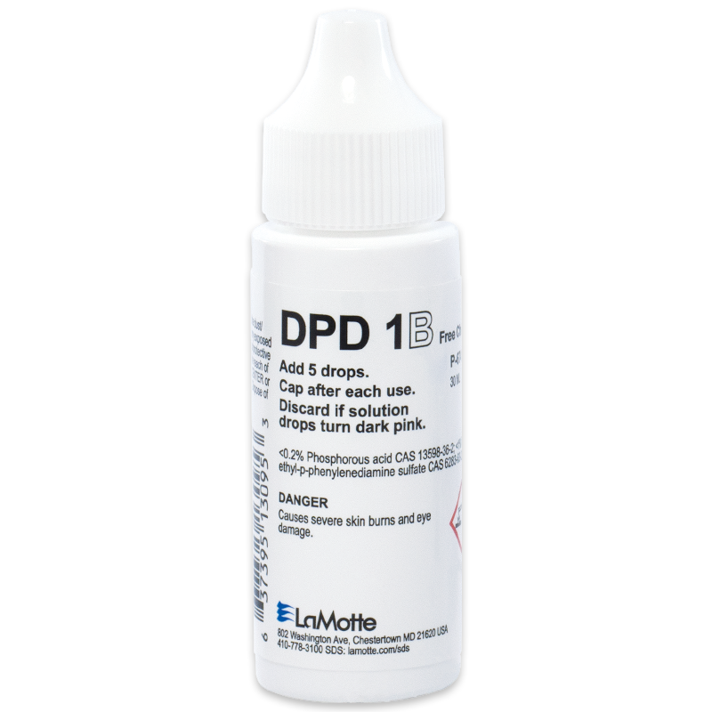 Une bouteille en plastique blanc avec compte-gouttes étiquetée DPD 1B, avec l’instruction d’ajouter 5 gouttes, de boucher après utilisation, et de jeter si la solution devient rose foncé. L’étiquette DPD 1B met en garde contre les brûlures graves de la peau et des dommages oculaires.